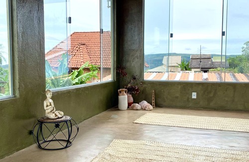 Alto Paraiso de Goias House | The Cosmic Refuge accommodates up to 22 people with a jacuzzi included in the price of the stay.