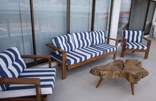 Igarassu House | The perfect home for your New Year's celebration, with a view of the airplane's wingtips.