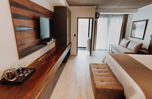 Rio Cuarto Hotel | Tranquil Retreat w/Pools & Sauna + Free Breakfast | 2.8 Mi to Central Square