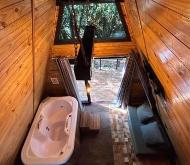 Alto Gasparinho Ski Chalet | Um chalé e um riacho no meio da natureza