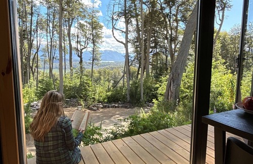 Angostura Cabin | Un hospedaje unico en Villa la Angostura. Rodeada de bosque y con vista al lago.