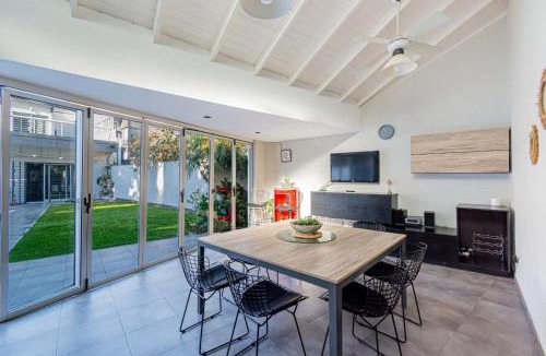 Comuna 11 House | Vaer House: Experiencia con Jacuzzi y Quincho