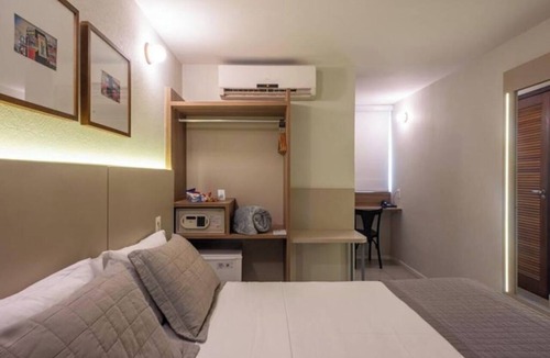 Vilas do Atlantico Hotel | Vibrant Room Close to Shopping & Coastal Adventures | 0.3 Mi to Villas Boulevard
