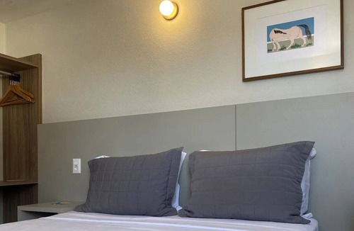 Vilas do Atlantico Hotel | Vibrant Room Close to Shopping & Coastal Adventures | 0.3 Mi to Villas Boulevard