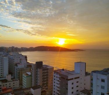 Praia do Morro Apartment | VISTA MAR DESLUMBRANTE, apto novo e moderno, a uma quadra da praia, prédio com piscina, portaria 24h, quartos com ar condicionado, roupas de cama e banho, redes de proteção, Wi Fi, TV 65", VIVO TV, cadeiras de praia, churrasqueira elétrica e 2 garagens