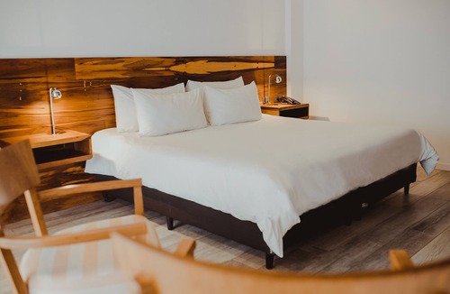 Rio Cuarto Hotel | Wellness Oasis: Heated Indoor Pool, Sauna & Hot Tub | 1.4 Mi to Sarmiento Park