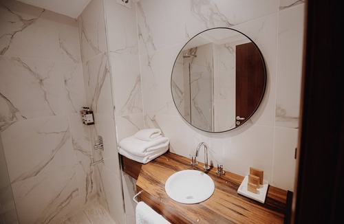 Rio Cuarto Hotel | Wellness Oasis: Heated Indoor Pool, Sauna & Hot Tub | 1.4 Mi to Sarmiento Park