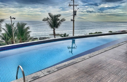 Rio Vermelho Condo | Wonderful beach view 1 bed apt incredible location AC GYM POOl WiFi car garage.