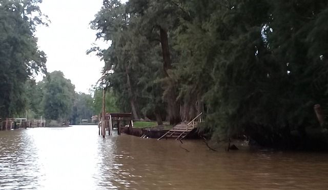 Íntima cabaña en la rivera del río Espera. Arboleda, parque, muelle propio,PAZ.