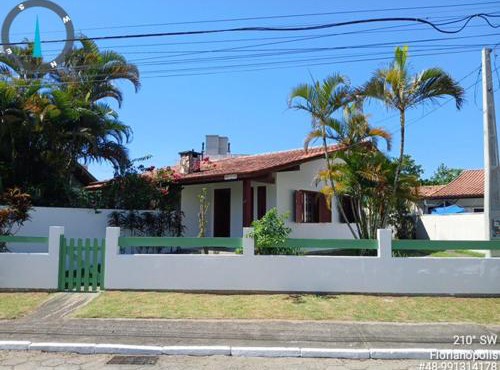 Ótima CASA a duas quadras da praia in Florianópolis