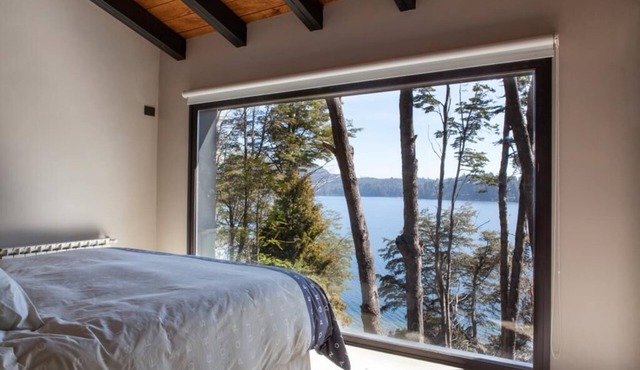 4 bedroom modern lake house with stunning views