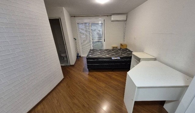 5 minutes from Paulista Avenue. Apartment with balcony and air conditioning.