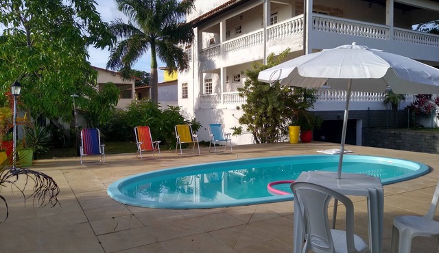 7/4 suites, 900m from the beach, with pool, barbecue, surrounded by nature, sleeps 20.