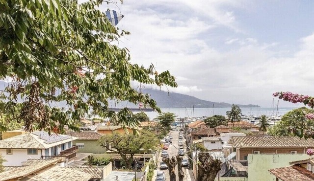 A house with a magnificent view and a terrace overlooking the sea. in Ilhabela