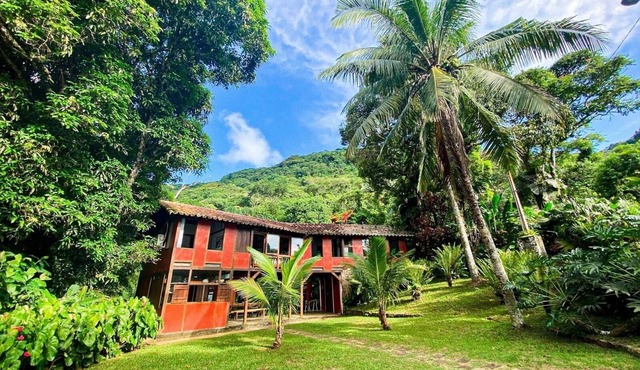 A rustic yet sophisticated retreat with a view of the sea in SP