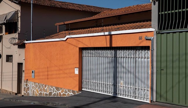 A very cozy house near the center of Belo Horizonte with a garage.