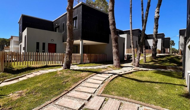 Amazing House in the Pinamar Forest with Barbecue and Private Garden