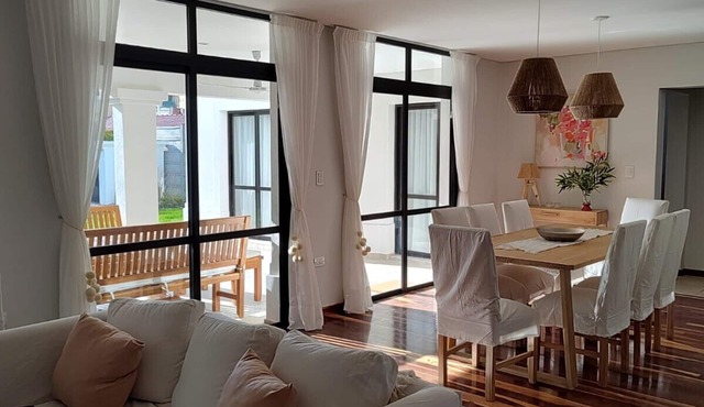Amplia y luminosa casa con excelente ubicación