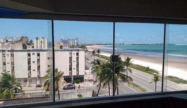 Apartamento à beira-mar bem ventilado e saída para as praias do sul