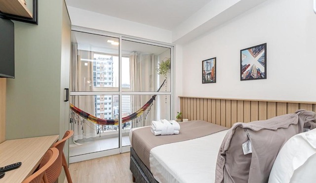 Apartamento 1307 - Manhattan Tower · Refúgio Urbano no Centro com Rede na Sacada | 3p