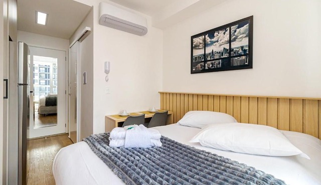 Apartamento 1308 - Manhattan Tower · Studio no centro p/3 | Sacada fechada, Wi-Fi & A/C