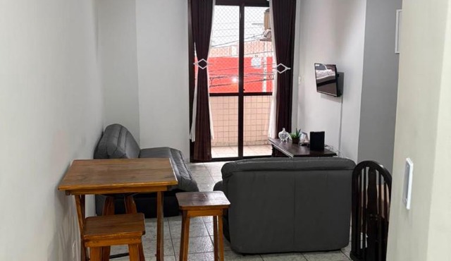 Apartamento completo com sacada próximo à praia in Guarujá