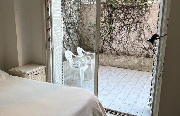 Apartamento en Almagro con patio propio