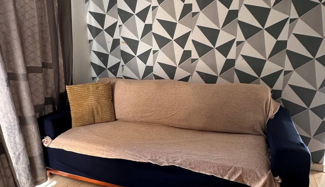 Apartment near the airport with a combined balcony, air conditioning, and a hammock.
