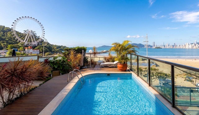 Apto de luxo com piscina privativa e vista mar