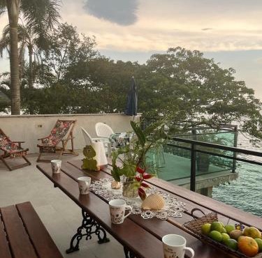 Beach house with ocean view - Itacuruçá Island