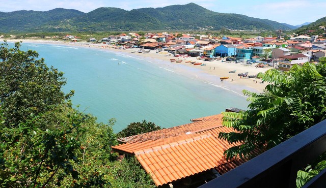 Beautiful 2-bedroom house with sea view just a few meters from the beach in Florianópolis