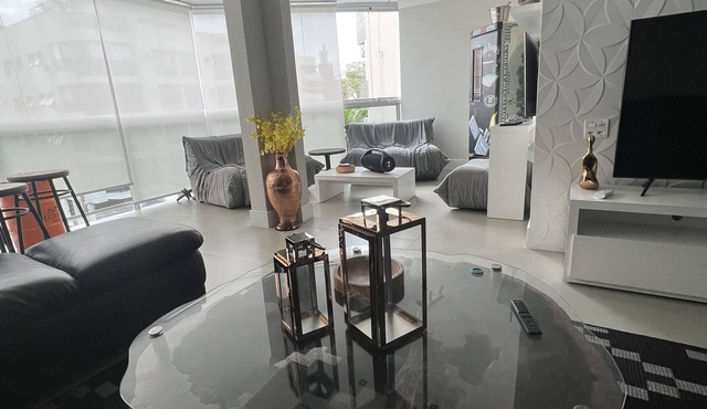 Beautiful 4-suite Enseada apartment with gourmet balcony
