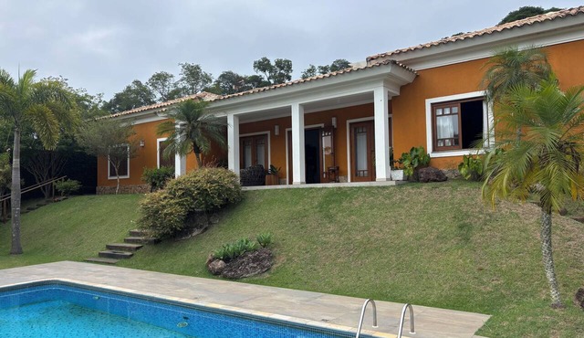 Beautiful and comfortable house with security in a gated community near São Paulo.