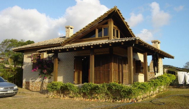 Beautiful house in Praia do Rosa overlooking the lagoon.