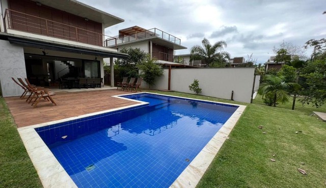 Bela casa em Maresias em condomínio pé na areia