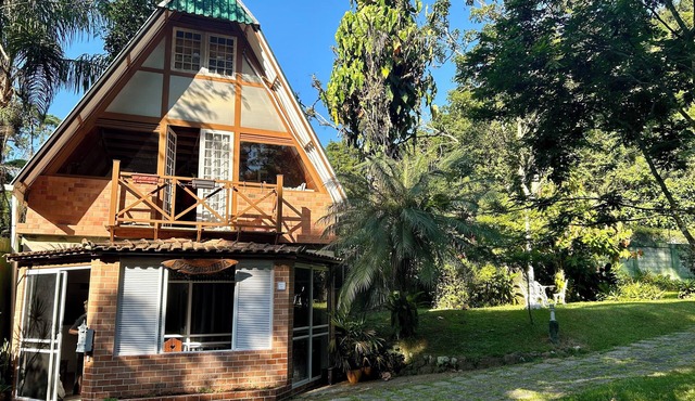 Cozy chalet in harmony with nature in the Tijuca Forest in Rio de Janeiro.