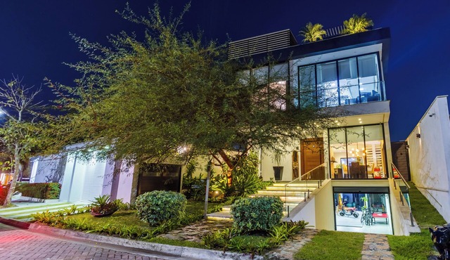 5 minutes from the beach High-end house with elevator and cinema room