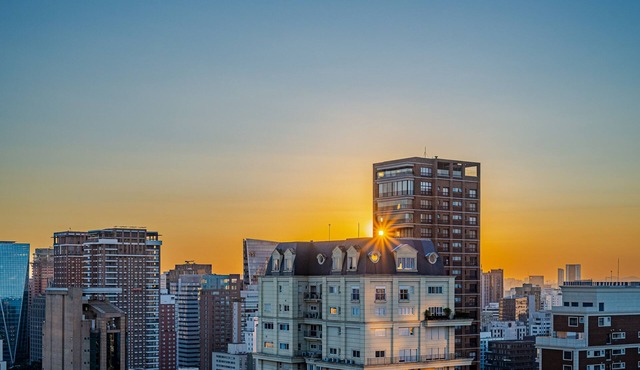 Amazing views: sunsets over city skyline from balcony garden, Gym & Pools @ VNC in Vila Nova Conceição São Paulo