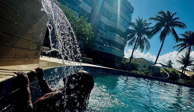 Beachfront · 2-bedroom apartment with pool, Wi-Fi, and garage in Vilas do Atlântico in Vilas do Atlântico Lauro de Freitas