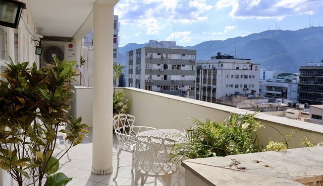 Bright and charming penthouse apartment, 2 blocks from Ipanema Beach.