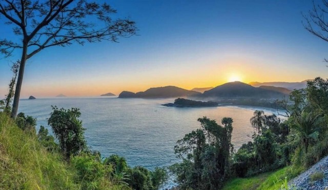 Camburizinho : beach + natural pools in municipality of São Sebastião