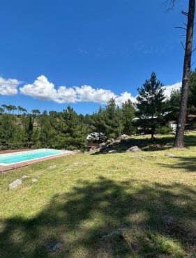 Cabaña de montaña con pileta en hermoso predio