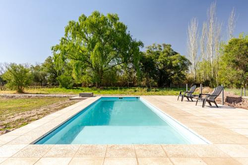 Cabaña entre Viñedos con Vista Panorámica y Piscina