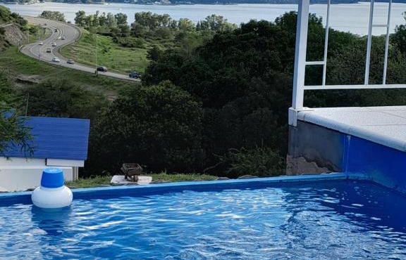 Cabaña frente al Lago San Roque Vista única pileta infinito wifi