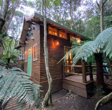 Cabana Lara, com lareira e muito estilo.