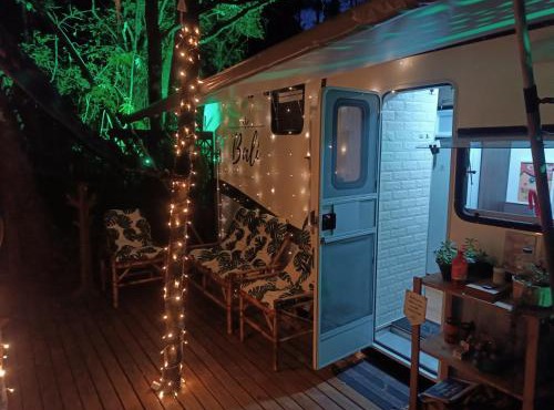Cabana treiller experiência na floresta com telão de cinema