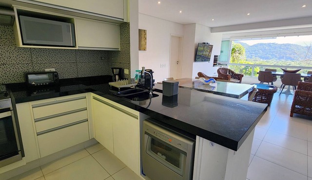 Camburyzinho, gated community 3 suites, panoramic views and privacy. in São Sebastião