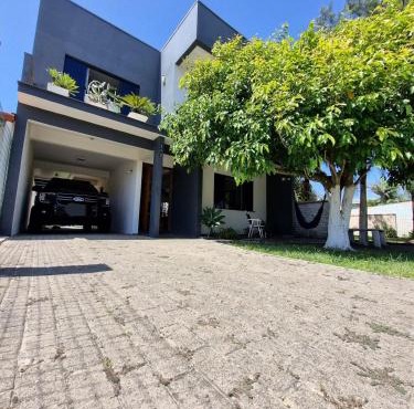 Casa ampla com piscina próxima ao mar in Tramandaí