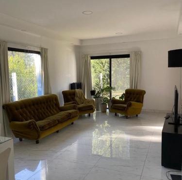 Casa amplia y moderna