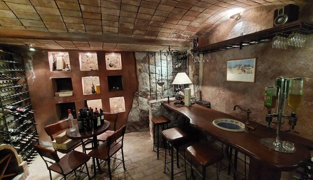 Casa Cavas Magnolia, con Cava de Vinos en Chacras!